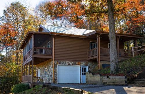 Mineral Bluff House | Cozy Cabin: w/Balcony, Pool Table, Fire pit & BBQ