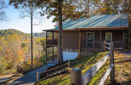 Mineral Bluff House | Cozy Cabin: w/Balcony, Pool Table, Fire pit & BBQ