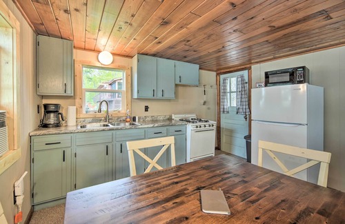 Hayward Cabin | Cozy Cabin w/Deck & Private Dock on Nelson Lake!