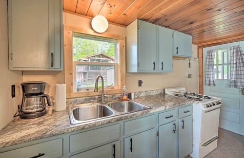 Hayward Cabin | Cozy Cabin w/Deck & Private Dock on Nelson Lake!