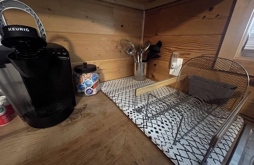 Trenton Cabin | Cozy cabin with 1 bd/bath and WiFi. Short drive to Cloudland Canyon State Park.