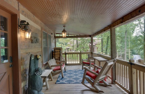 Tate Cabin | Cozy Cabin with ADA accessible, golfing, hiking, beach, tennis, and more!