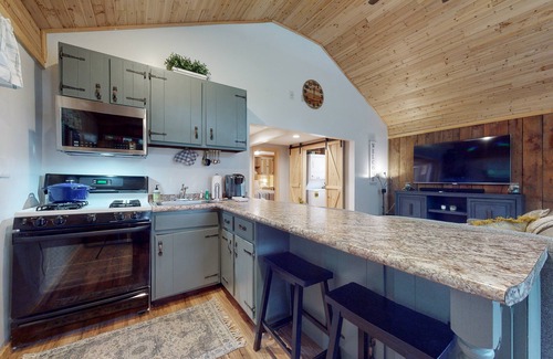 North Conway House | Cozy cabin with deck, grill, & washer/dryer - close to skiing/river/hiking