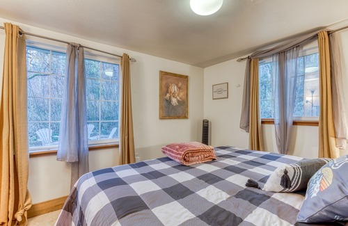 Cascade Locks House | Cozy Cabin with Entertainment & Easy Access to Gorgeous Wilderness - Dogs OK