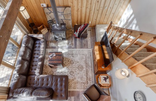 Overlook Park Cabin | Cozy cabin with three decks, EV charger, & SHARC Passes - dog-friendly
