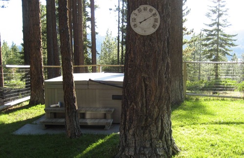 Pioneer Trail House | Cozy Cabin with Mountain Views from Deck, Loft and Hot Tubn