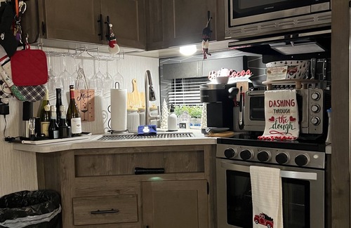 Seneca RV Rental | Cozy camper in Clemson Hills. 5 minutes from Clemson University. Pet friendly!
