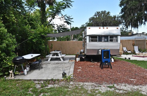 Mount Dora House | Cozy Camper Stay in Mount Dora – Pet Friendly, Walk to Downtown!