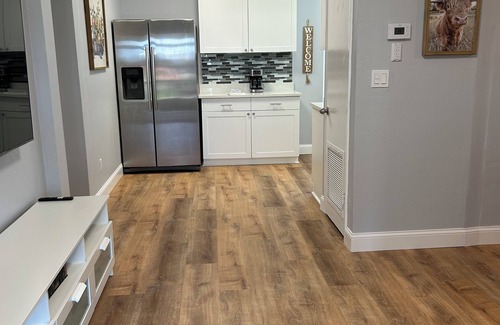 Taylor Creek House | Cozy Cattle View Cottage