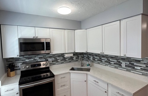 Taylor Creek House | Cozy Cattle View Cottage