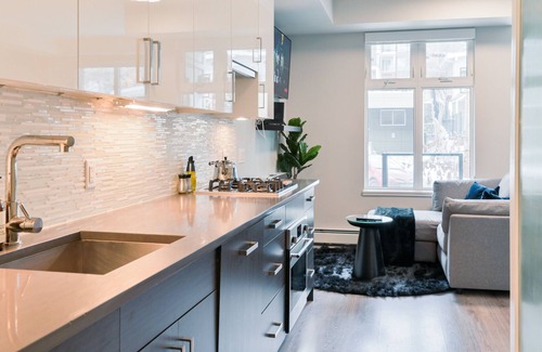 Bridgeland Apartment | Cozy Central Modern Getaway | Mins to DT | Mins to Stampede