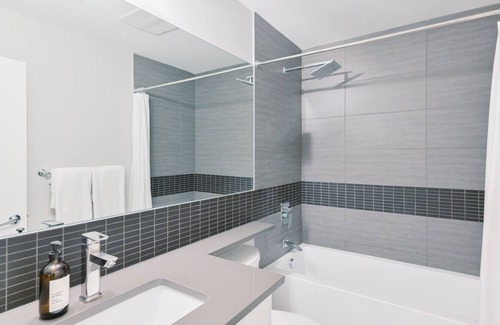 Bridgeland Apartment | Cozy Central Modern Getaway | Mins to DT | Mins to Stampede