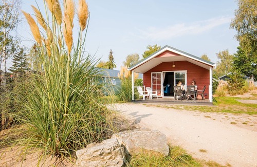 Leuken Ski Chalet | Cozy chalet with covered terrace, in a holiday park on the Leukermeer