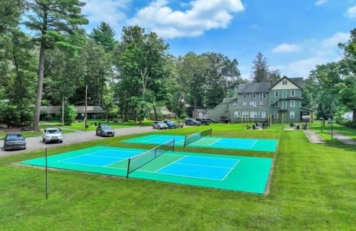 Canadensis Cabin | Cozy & Chic Pocono Cabin | Firepits | Pickleball
