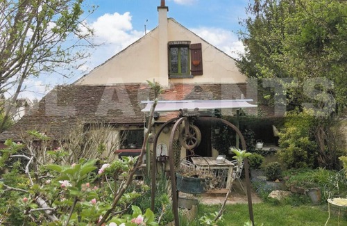 Villiers-sur-Seine Apartment | Cozy churchfront studio with AC and WiFi in accessible Villiers-sur-Seine