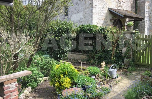 Villiers-sur-Seine Apartment | Cozy churchfront studio with AC and WiFi in accessible Villiers-sur-Seine