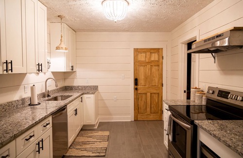 Knoxville Apartment | Cozy Cocktails at Mimosa Ave. - Apartment near downtown Knoxville area!