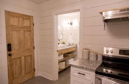 Knoxville Apartment | Cozy Cocktails at Mimosa Ave. - Apartment near downtown Knoxville area!