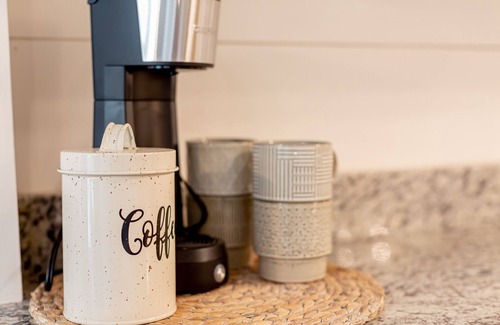 Knoxville Apartment | Cozy Cocktails at Mimosa Ave. - Apartment near downtown Knoxville area!