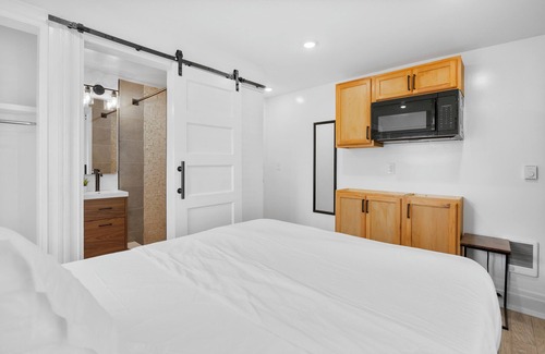 Wynnefield Apartment | Cozy Comfortable and Quiet Double-bed Suite