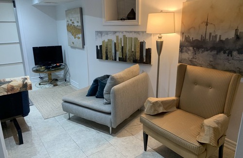 Earlscourt Apartment | cozy comfortable basement apartment