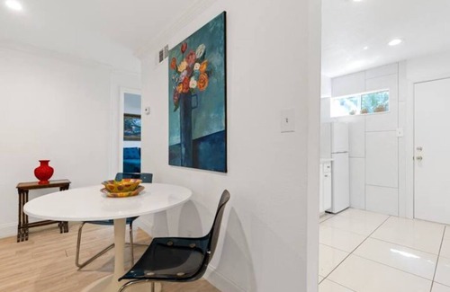 Oak Lawn Apartment | Cozy Comfortable Classic Oaklawn Apartment