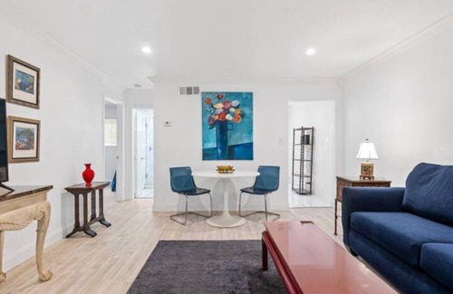 Oak Lawn Apartment | Cozy Comfortable Classic Oaklawn Apartment