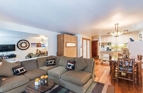 Truckee Apartment | Cozy Condo in a Peaceful Forest Setting, Quick Walk to Village, Pet-Friendly