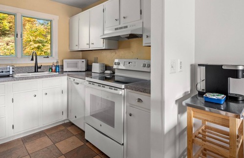 Bolton Valley Condo | Cozy condo w/patio & mountain views