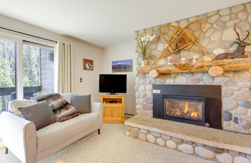 Big Sky Apartment | Cozy Condo with Balcony - Near Big Sky Resort!