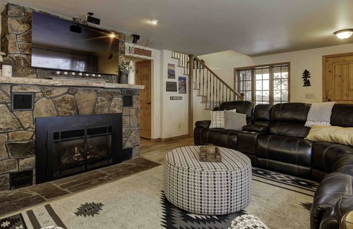 Cascade-Chipita Park Cottage | Cozy Cottage Sleeps 8 With Huge Patio and Hot Tub
