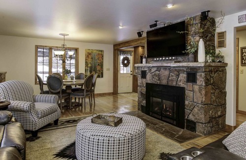 Cascade-Chipita Park Cottage | Cozy Cottage Sleeps 8 With Huge Patio and Hot Tub
