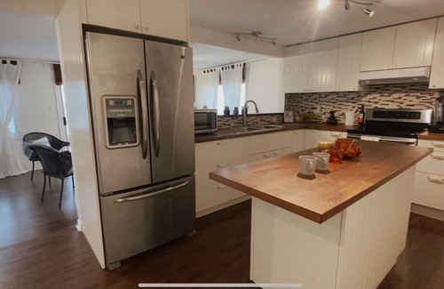 Selkirk Cottage | Cozy cottage 1.5hrs from Toronto. Steps to private waterfront, lake facing deck.