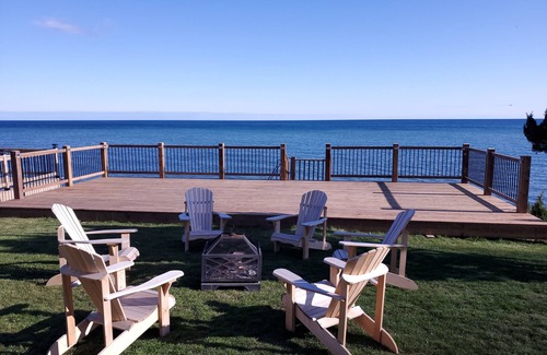 Selkirk Cottage | Cozy cottage 1.5hrs from Toronto. Steps to private waterfront, lake facing deck.