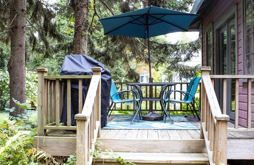 Union Pier House | Cozy Cottage, 1000 ft to beach, deck, grill, and gazebo!