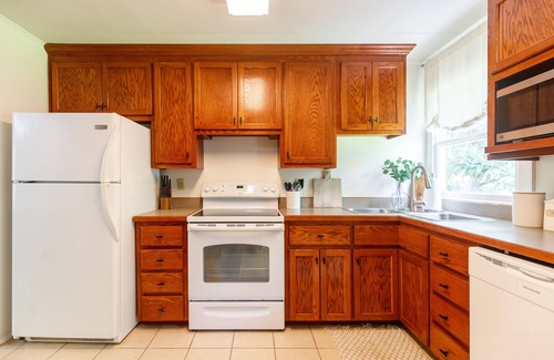 Valdosta House | Cozy Cottage - 4 Beds, Sleeps 6, Right of Exit 18 in Valdosta