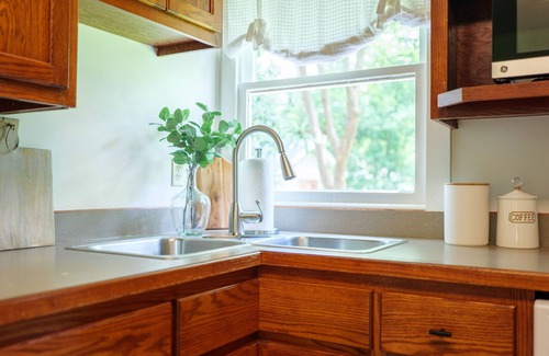 Valdosta House | Cozy Cottage - 4 Beds, Sleeps 6, Right of Exit 18 in Valdosta