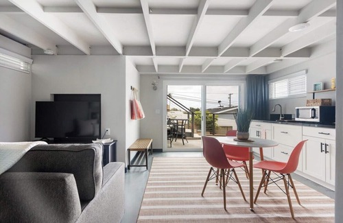 Bay Park House | Cozy Cottage blocks from the Bay!