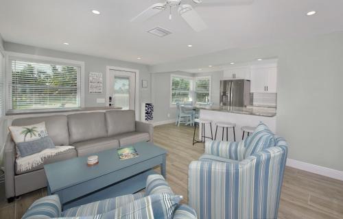 Mid Island House | Cozy Cottage by Sun Palace Vacations