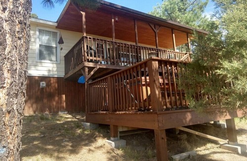 Ruidoso Cottage | COZY COTTAGE! HOT TUB & COZY UP TO THE FIREPLACE! CHRISTMAS DECO FOR HOLIDAYS!