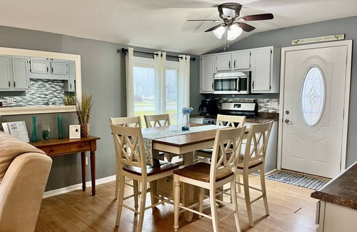South Haven Cottage | Cozy Cottage-Huge Yard -Walk to Beach, Close to Bike Path-Family Fun!-Sleeps 7 !