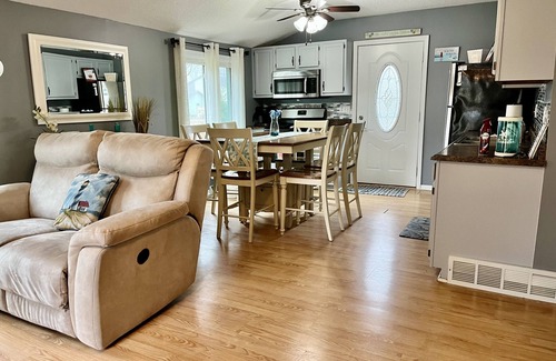 South Haven Cottage | Cozy Cottage-Huge Yard -Walk to Beach, Close to Bike Path-Family Fun!-Sleeps 7 !