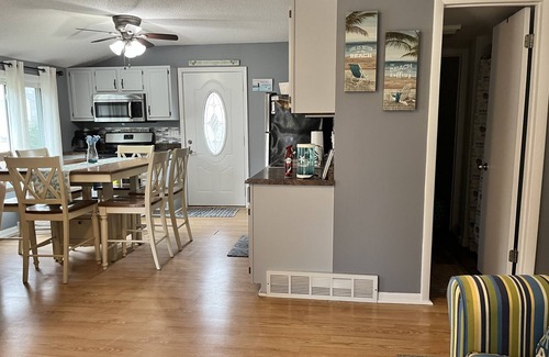 South Haven Cottage | Cozy Cottage-Huge Yard -Walk to Beach, Close to Bike Path-Family Fun!-Sleeps 7 !