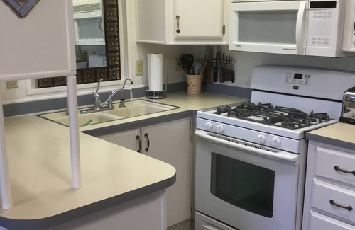 Yuma Cottage | Cozy cottage in premier active 55+ resort.