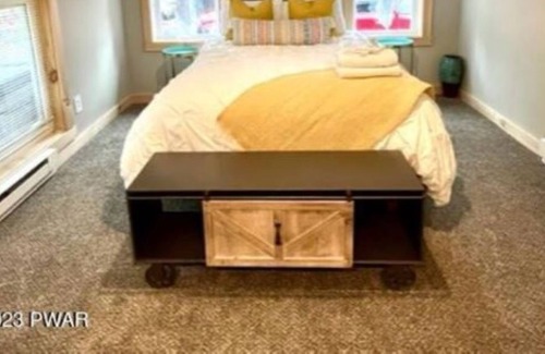 Lakeville Cottage | Cozy cottage located 2 blocks from lake Wallenpaupak