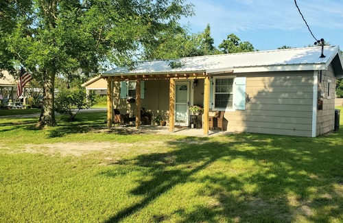Bay St Louis Cottage | Cozy Cottage minutes to Old Town, Bay Saint Louis and Gulf Coast Beaches ⛱