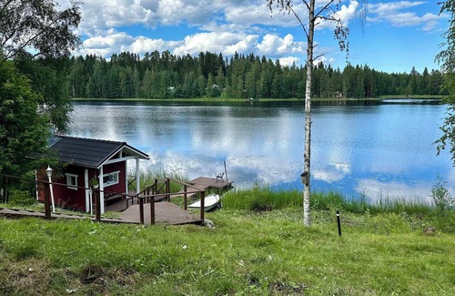 Ylojarvi Cottage | Cozy cottage on the lake with modern amenities