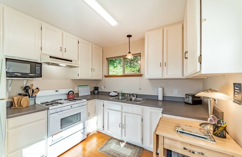 Arcata Apartment | Cozy cottage with a full kitchen, WiFi, gas fireplace, & sweeping bay views