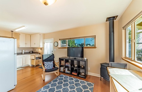 Arcata Apartment | Cozy cottage with a full kitchen, WiFi, gas fireplace, & sweeping bay views