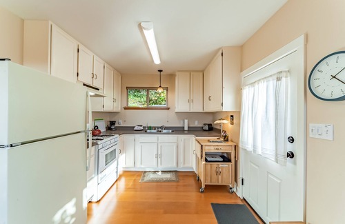 Arcata Apartment | Cozy cottage with a full kitchen, WiFi, gas fireplace, & sweeping bay views
